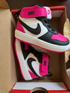 Brand New Nike Kids 4c BOUROUGH MID 2 Sneakers in Pink, Black & White